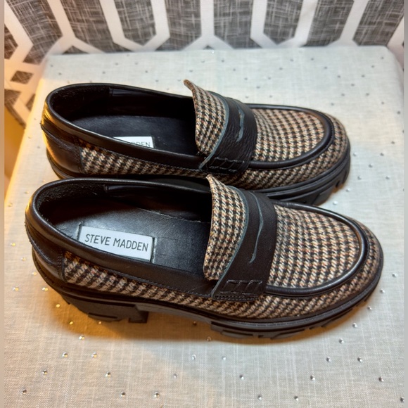 Stylish Houndstooth Loafers - Picture 6 of 9